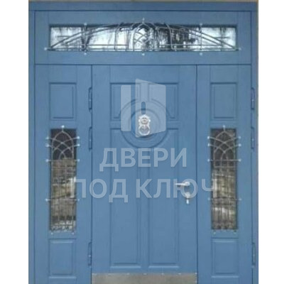 Трехстворчатая входная премиум-дверь со стеклянной вставкой и ковкой ДПК-12567